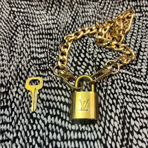 Louis Vuitton Pad lock chocker necklace#318 - Picture 9 of 15